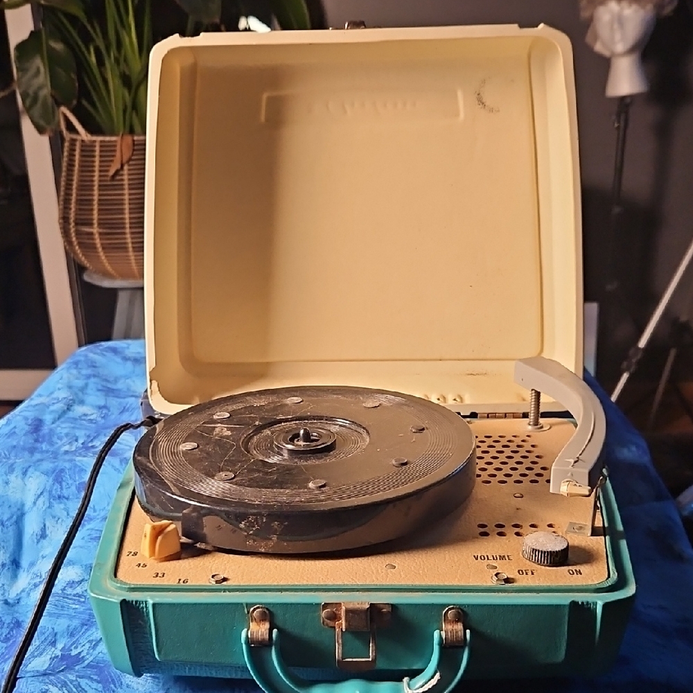 2/$125 Portable Vintage-Style Record Player Turntable in Teal
